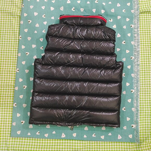 Moncler Padded Logo-Patch Black Down Jacket Gilet - Picture 9 of 10